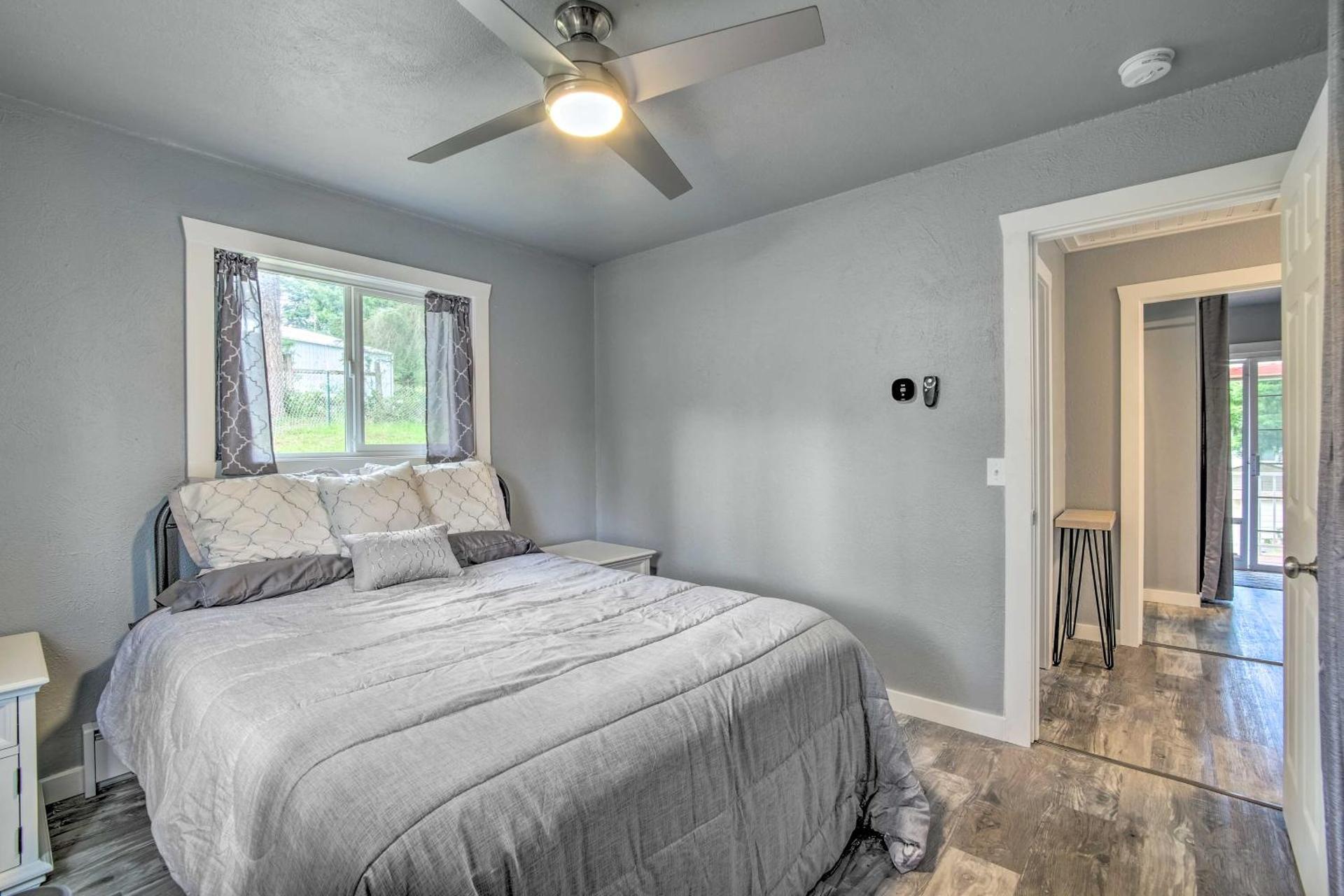 Cozy North Bend Getaway Near Dunes and Ocean!