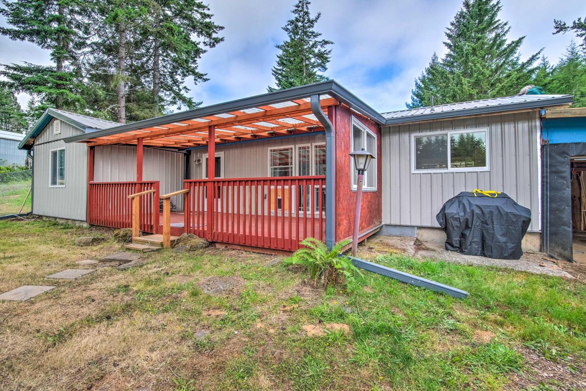 Cozy North Bend Getaway Near Dunes and Ocean!