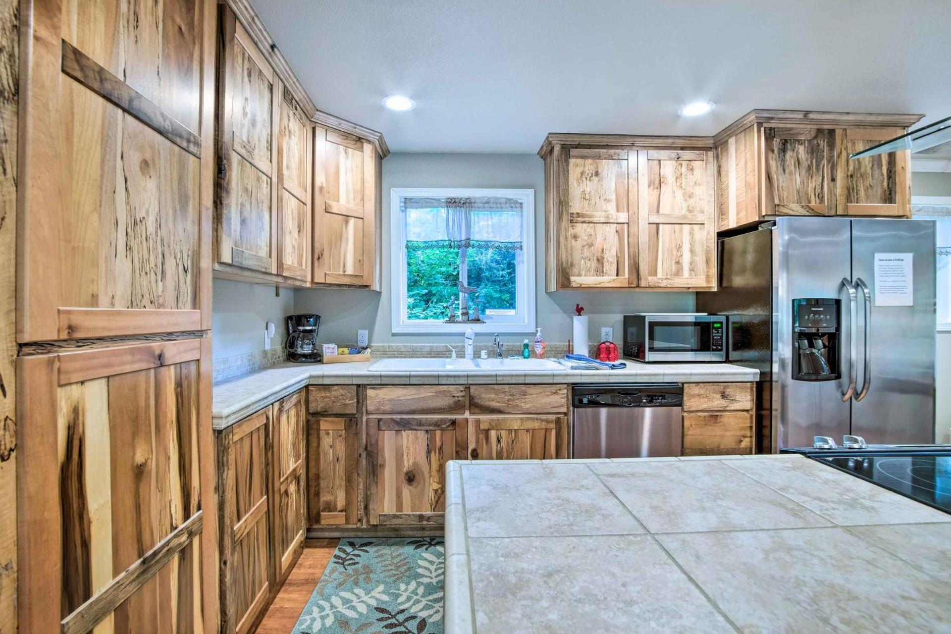 Coos Bay Retreat Less Than 2 Mi to Marina and Casino!