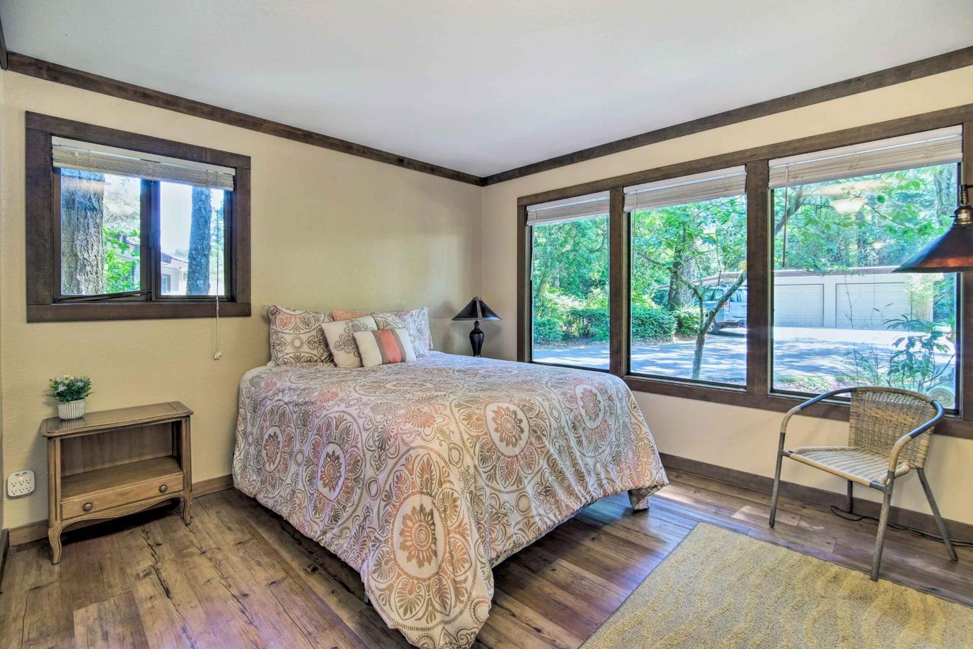 Coos Bay Cottage with Fireplace and BBQ Patio!