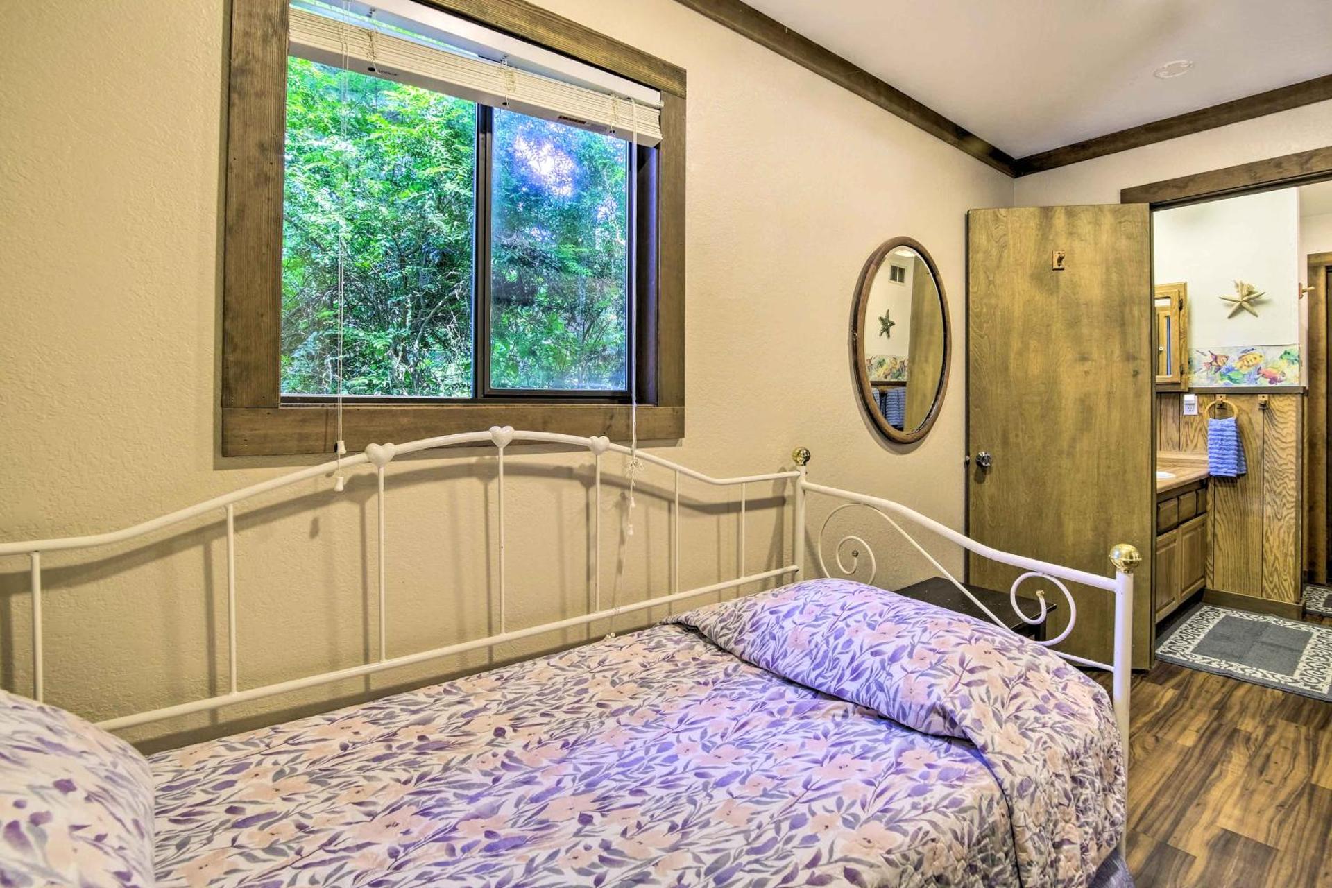 Coos Bay Cottage with Fireplace and BBQ Patio!