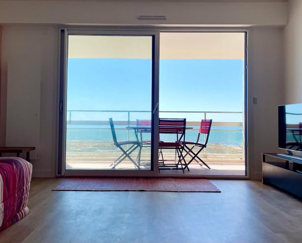 Large studio direct access to the beach