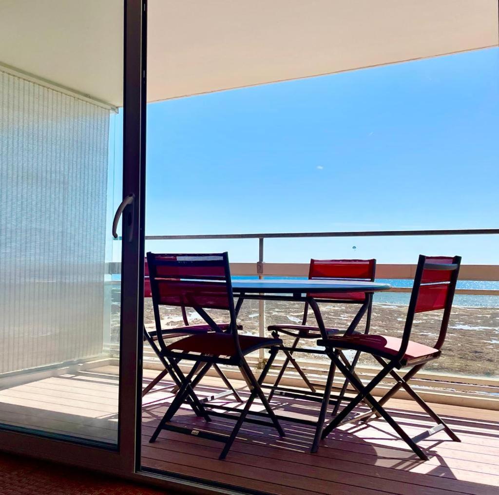 Large studio direct access to the beach