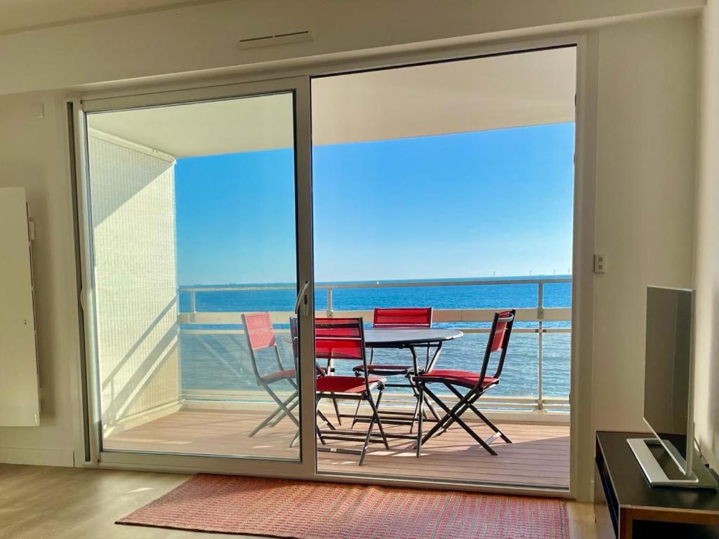 Large studio direct access to the beach