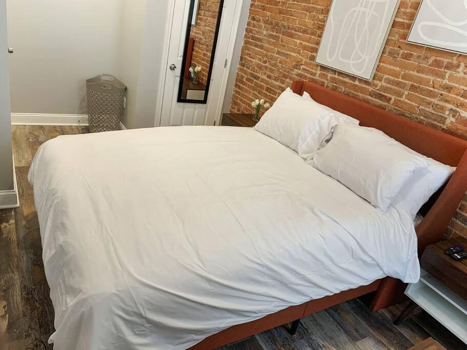 Cozy Modern Apt in the Heart of Fells Point!