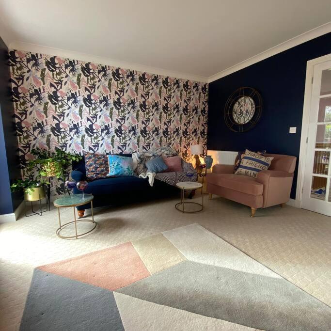 Luxury 4-5 Bed Home with Games Room and Balcony