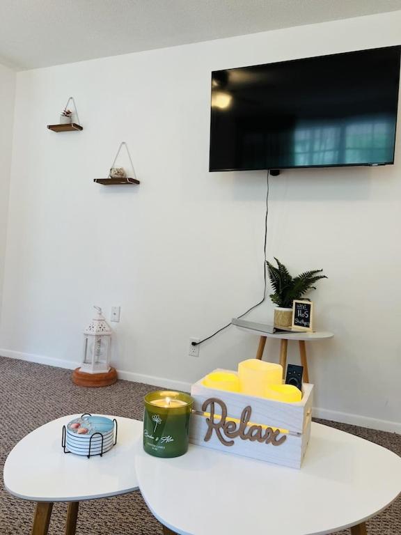 House of Shells, beautiful garden, fenced yard, dog friendly, fire pit!