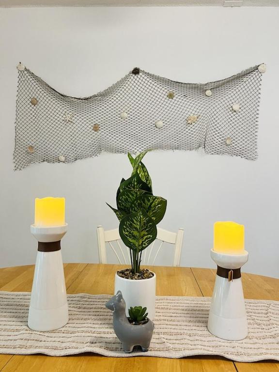 House of Shells, beautiful garden, fenced yard, dog friendly, fire pit!