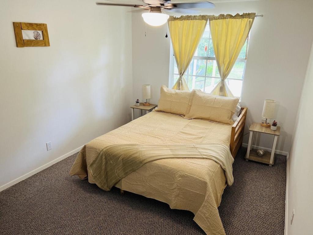 House of Shells, beautiful garden, fenced yard, dog friendly, fire pit!