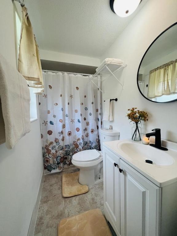 House of Shells, beautiful garden, fenced yard, dog friendly, fire pit!