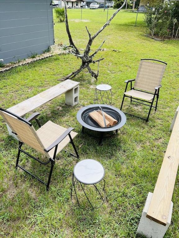 House of Shells, beautiful garden, fenced yard, dog friendly, fire pit!