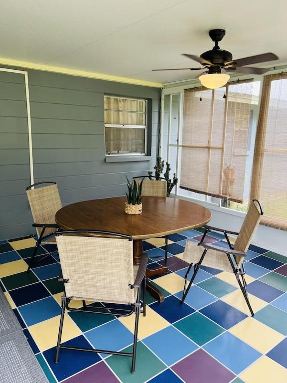 House of Shells, beautiful garden, fenced yard, dog friendly, fire pit!