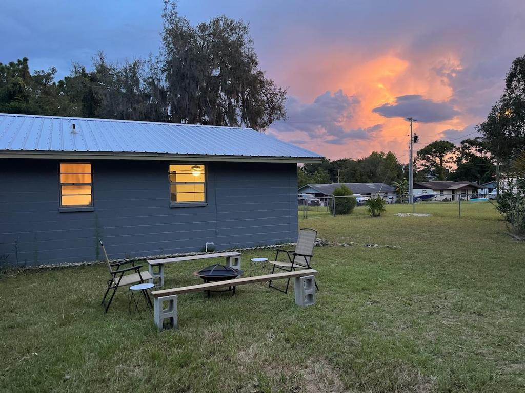 House of Shells, beautiful garden, fenced yard, dog friendly, fire pit!