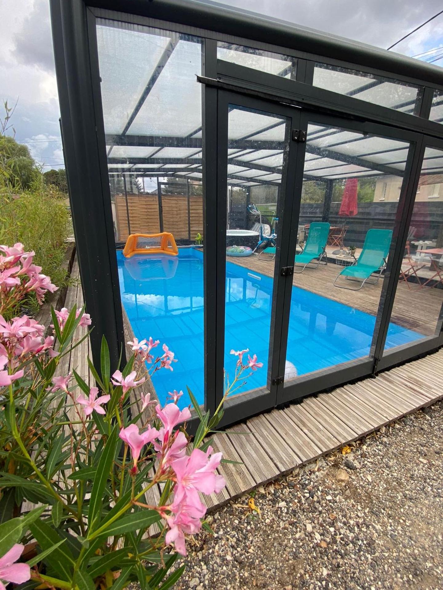 Gîte du Silo Loft atypique ,Tournesol , spa&piscine couverte