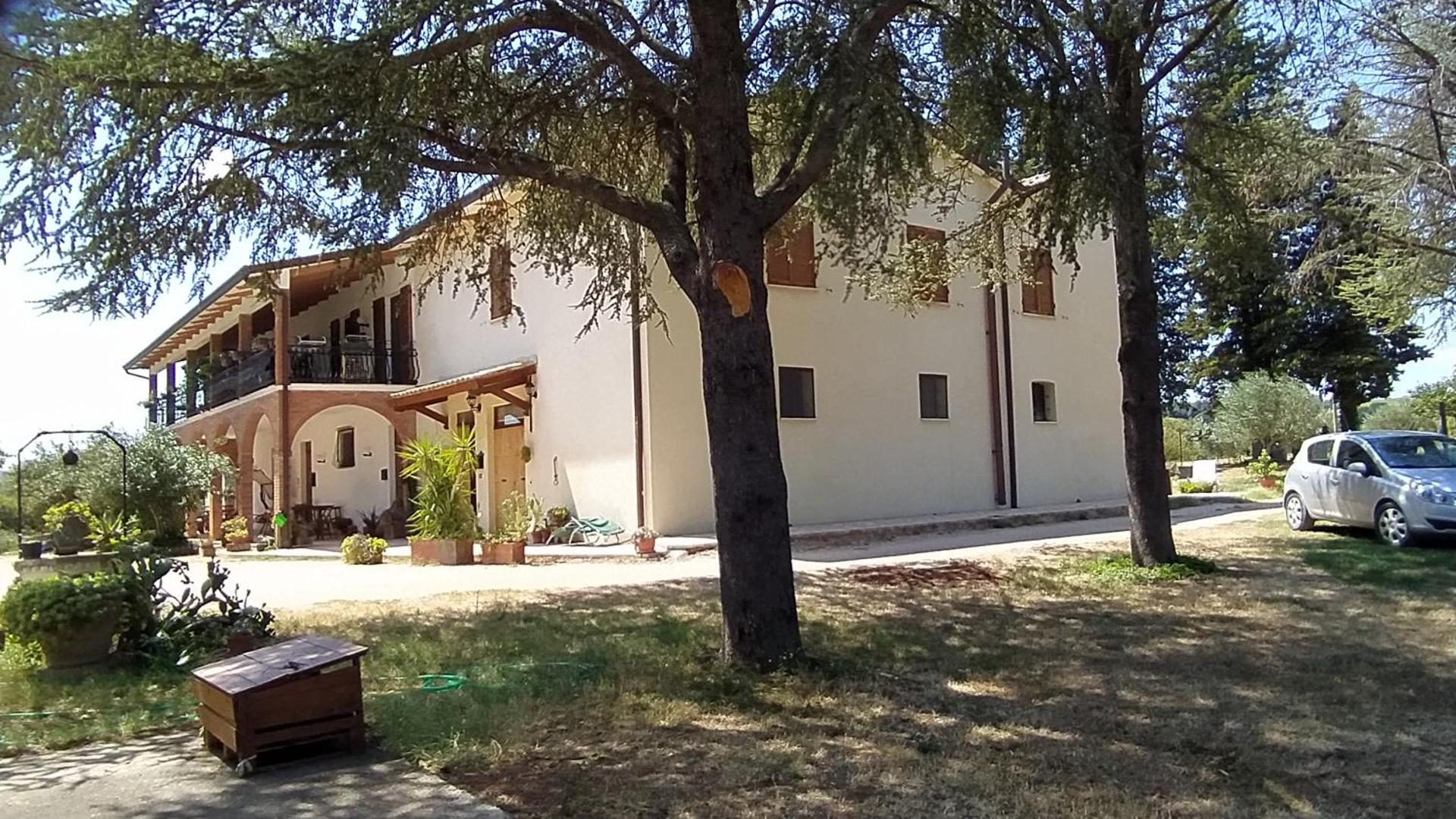 Casale in collina vista Assisi,Brufa di Torgiano