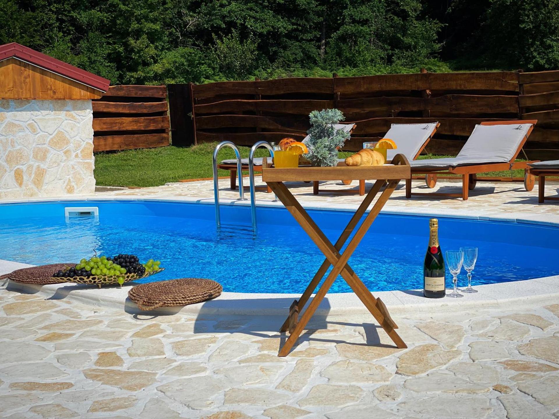 Nina Holiday Home with a heated pool