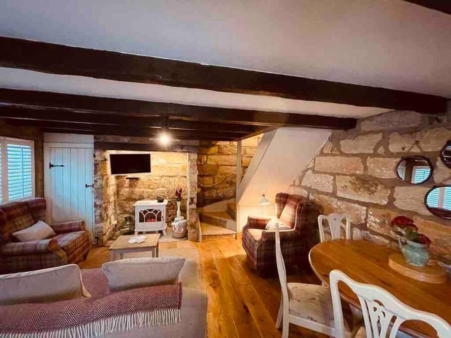 Cosy 400yr old Cottage, Flowergate, Whitby, Sleeps 6