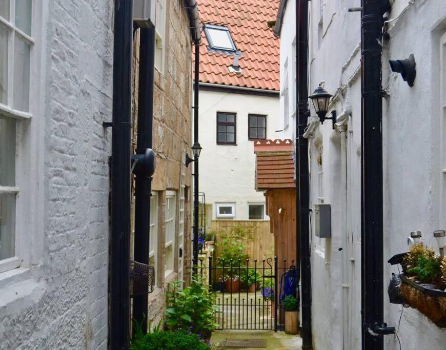 Cosy 400yr old Cottage, Flowergate, Whitby, Sleeps 6