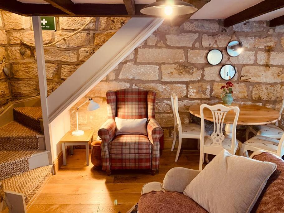 Cosy 400yr old Cottage, Flowergate, Whitby, Sleeps 6