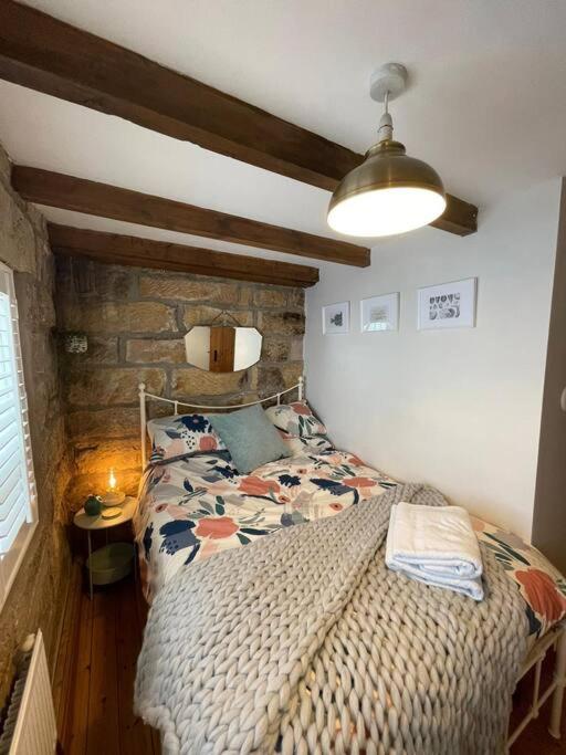 Cosy 400yr old Cottage, Flowergate, Whitby, Sleeps 6