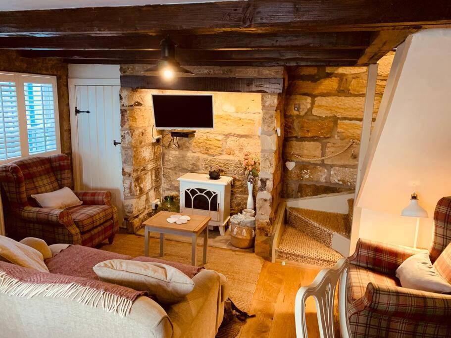 Cosy 400yr old Cottage, Flowergate, Whitby, Sleeps 6