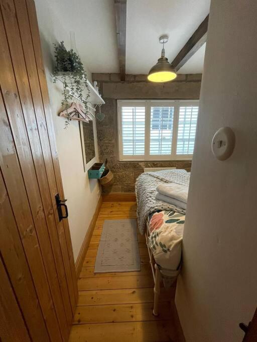 Cosy 400yr old Cottage, Flowergate, Whitby, Sleeps 6