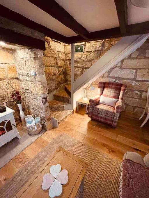 Cosy 400yr old Cottage, Flowergate, Whitby, Sleeps 6