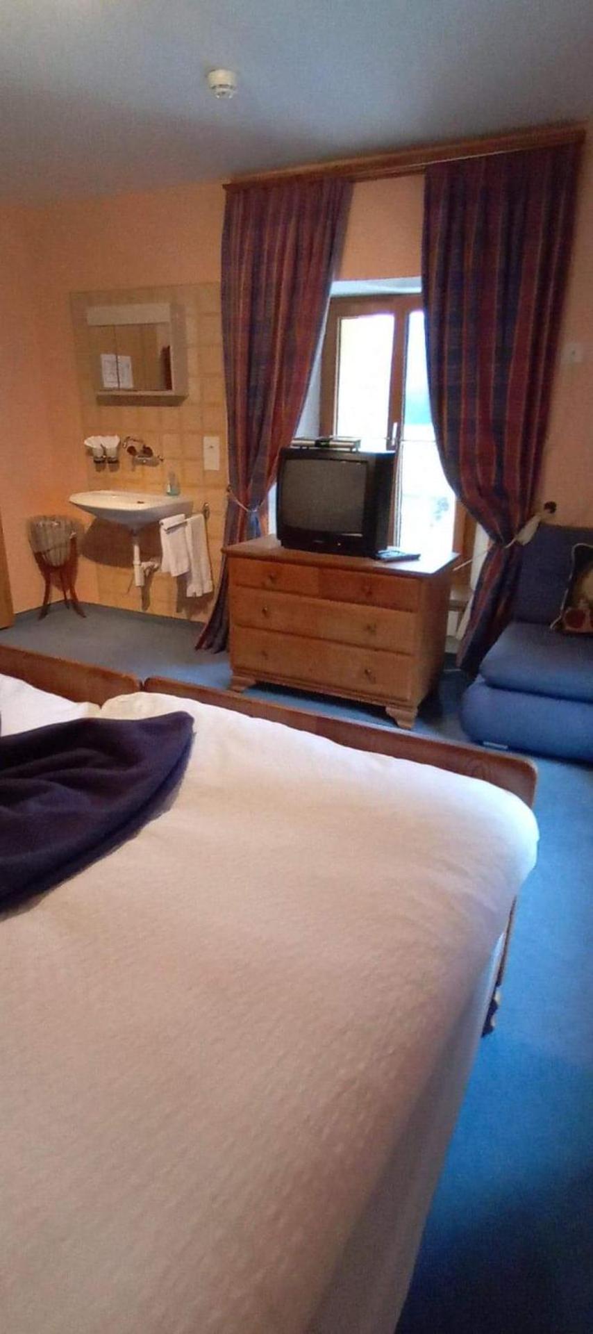 2-personersværelse med ekstra seng og fælles toilet