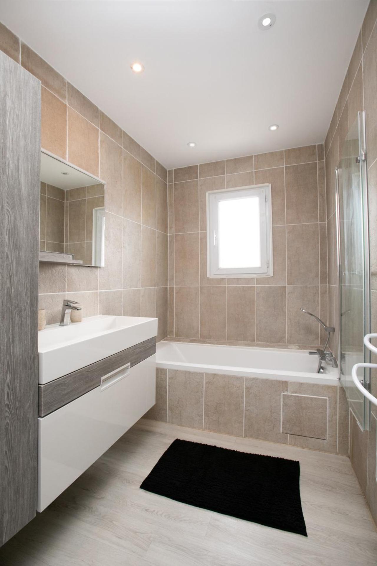 Plain pied climatisé piscine idéalement situé