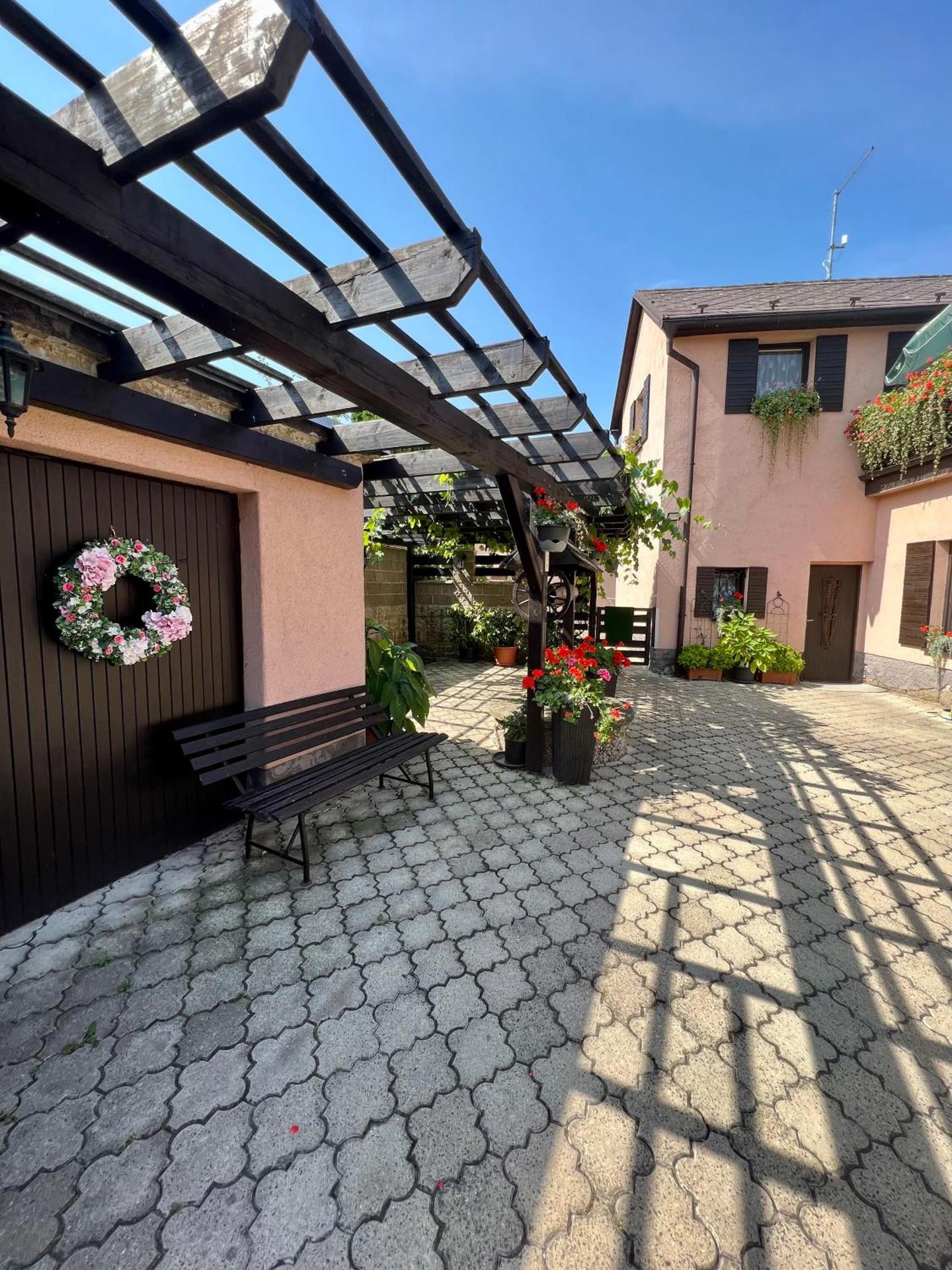 Restaurace a penzion Na Růžku