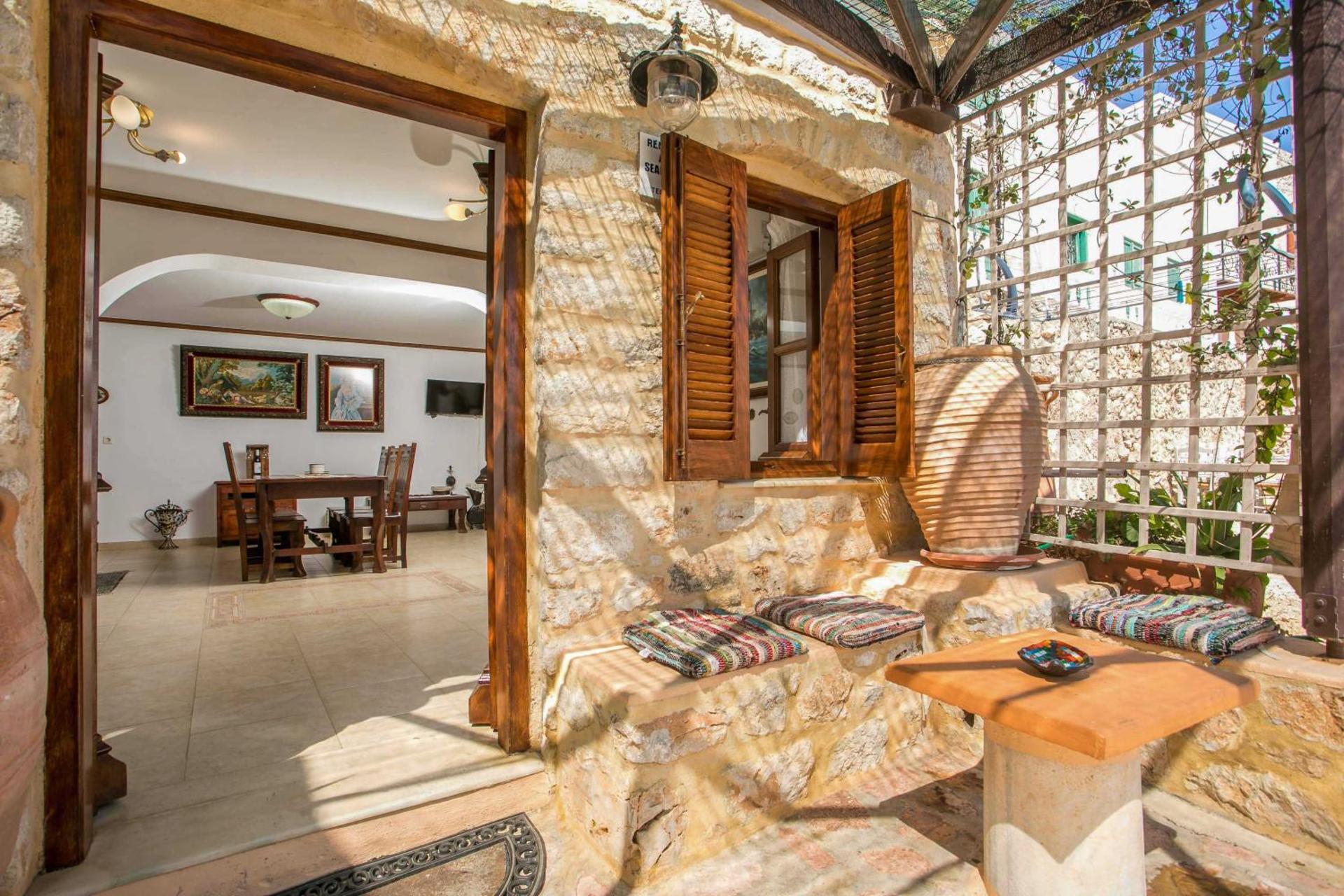 Anna's House Traditional