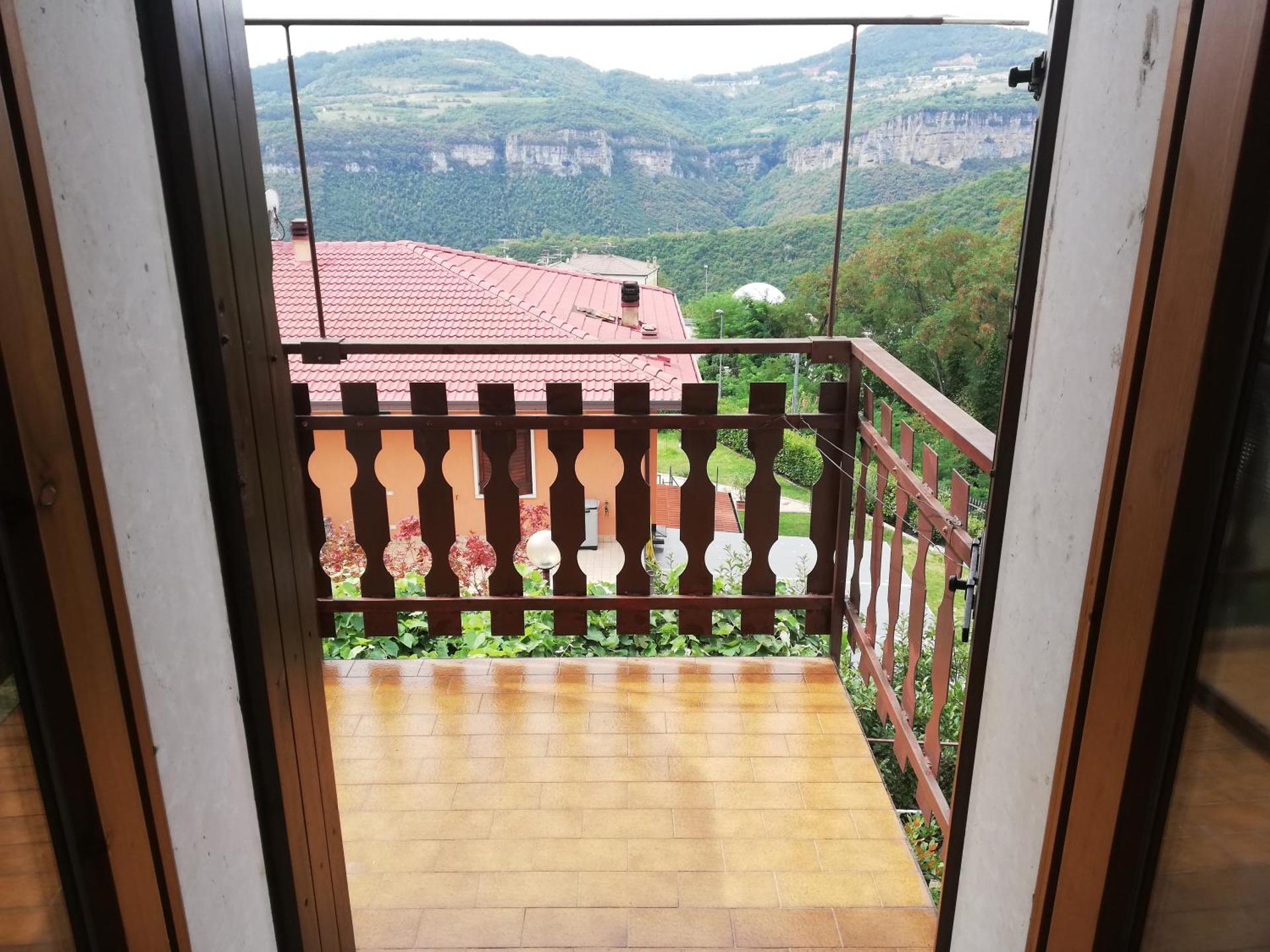 Apartment with Mountain View