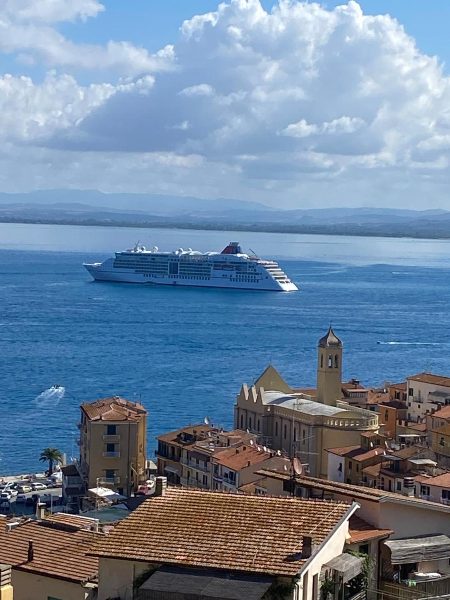 BILOCALE VISTA MARE CON POSTO AUTO