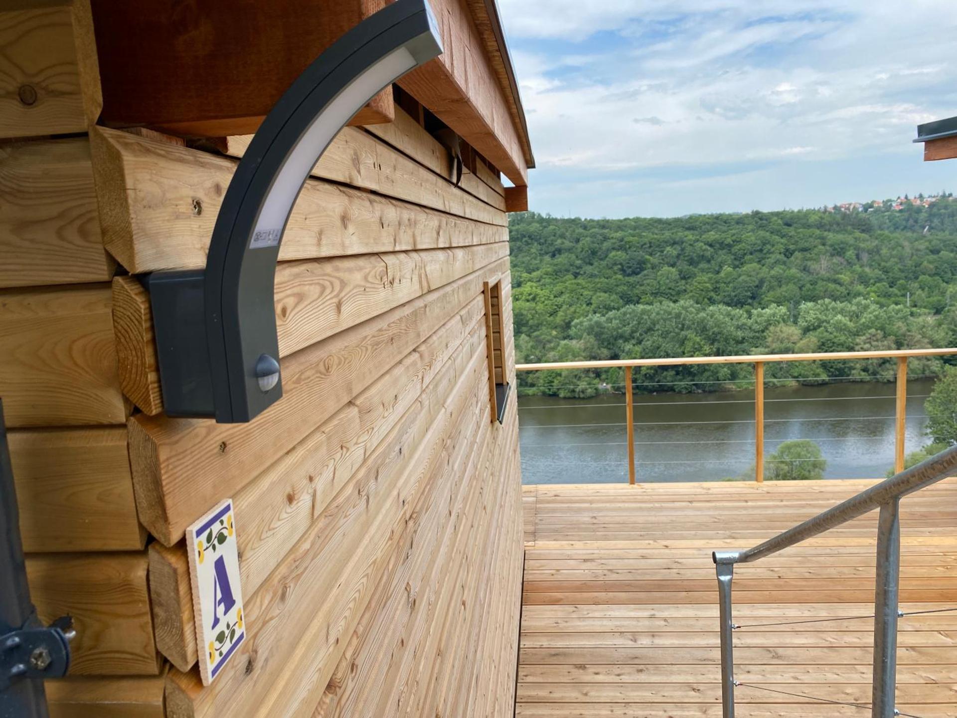 Chatka - A - Vyhlídka nad řekou