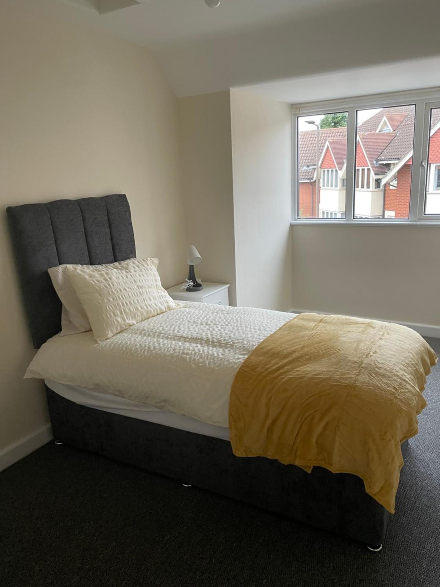 Large 4 Bedroom Sleeps 8, Spacious Apartment for Contractors and Holidays near Bedford Centre - 1 FREE PARKING SPACE & FREE WIFI