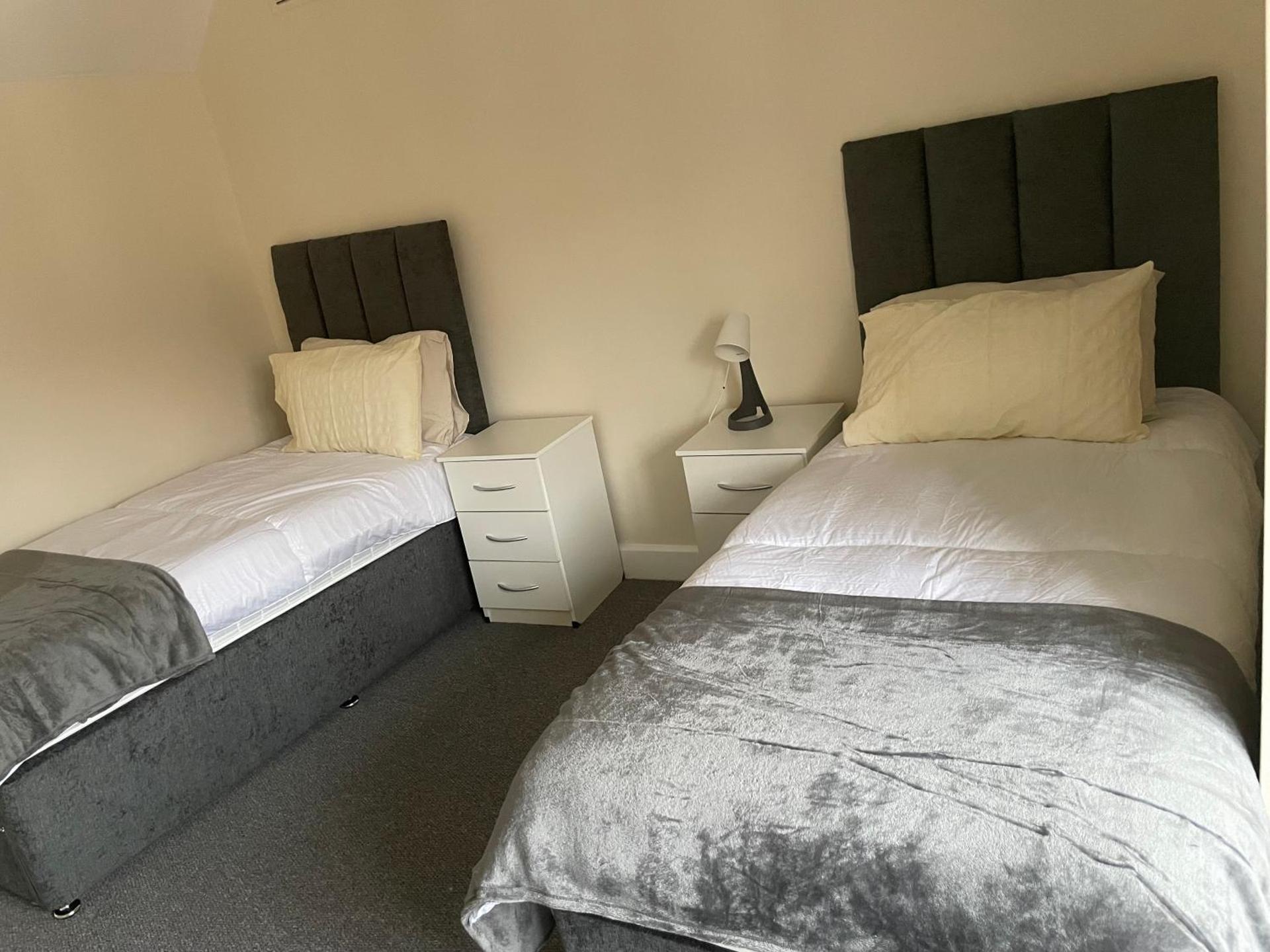 Large 4 Bedroom Sleeps 8, Spacious Apartment for Contractors and Holidays near Bedford Centre - 1 FREE PARKING SPACE & FREE WIFI