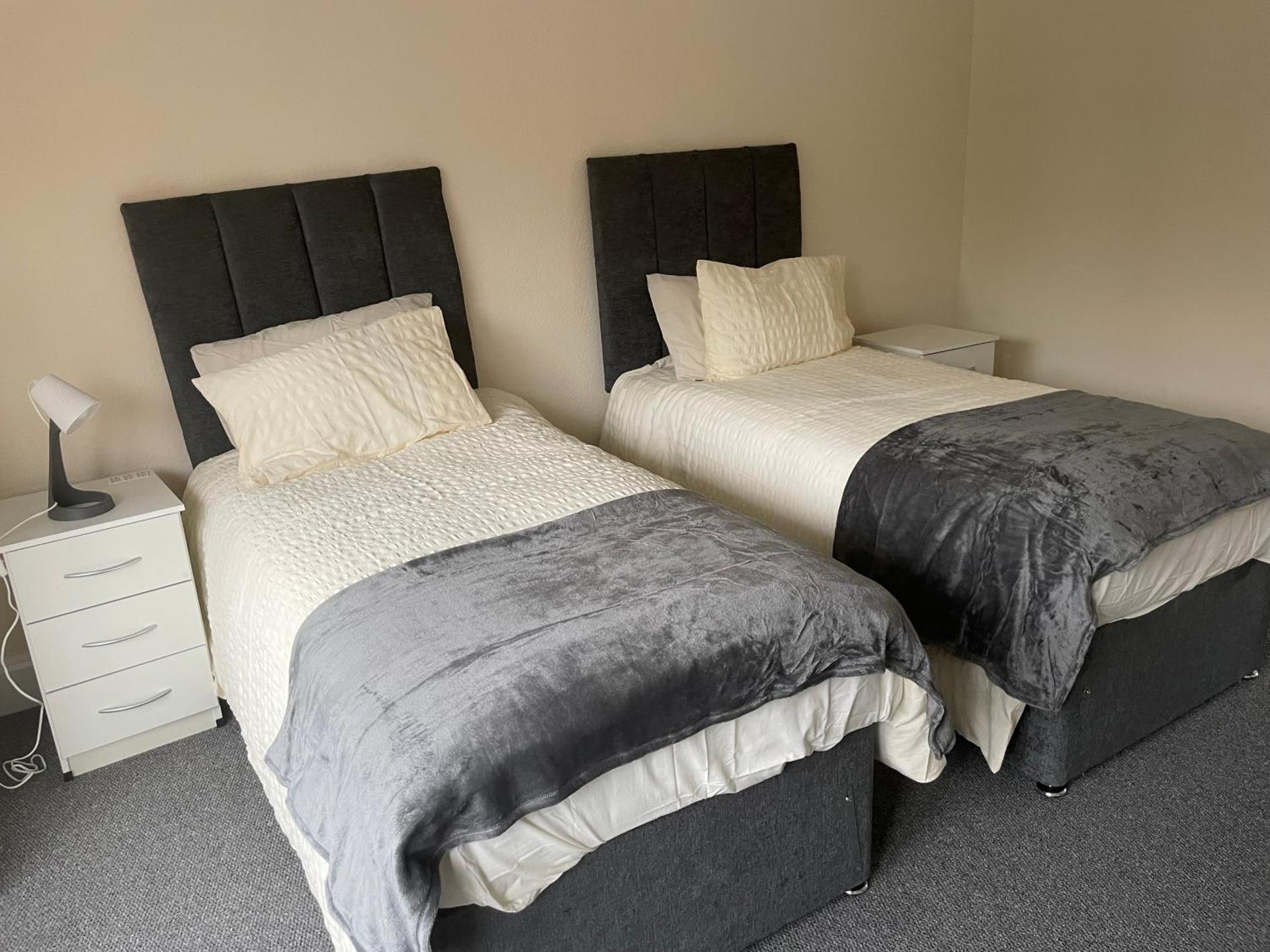 Large 4 Bedroom Sleeps 8, Spacious Apartment for Contractors and Holidays near Bedford Centre - 1 FREE PARKING SPACE & FREE WIFI
