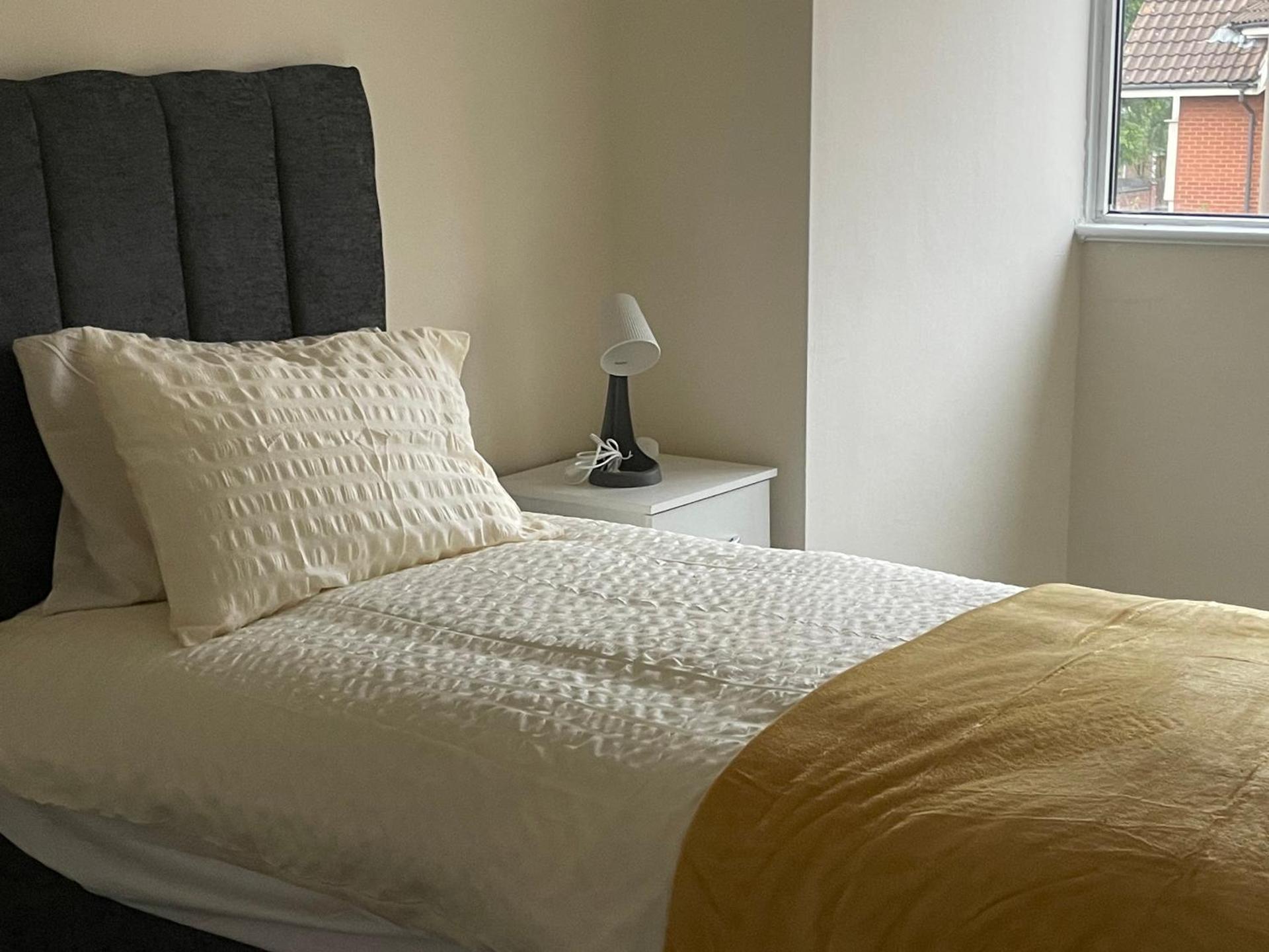 Large 4 Bedroom Sleeps 8, Spacious Apartment for Contractors and Holidays near Bedford Centre - 1 FREE PARKING SPACE & FREE WIFI