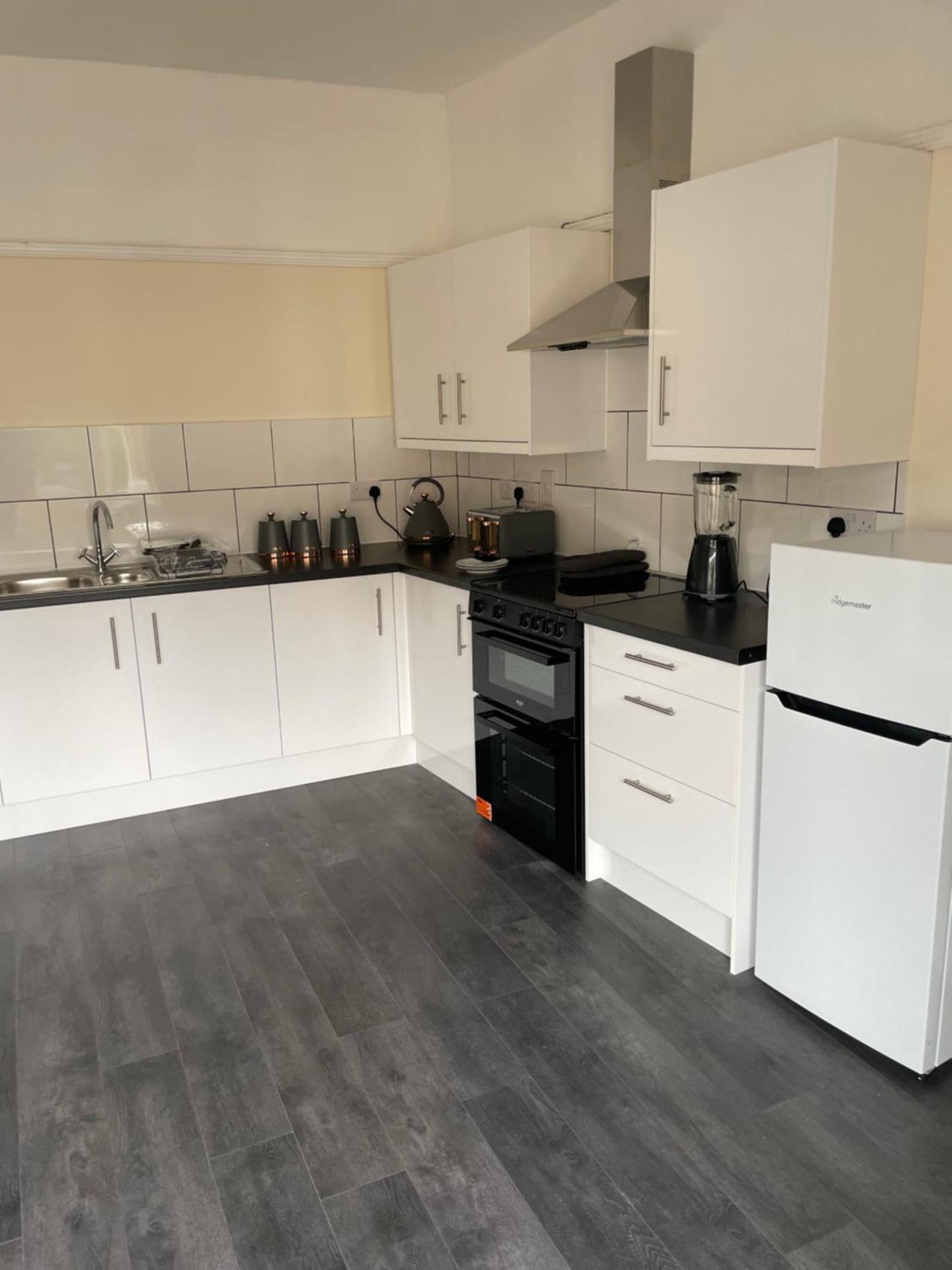 Large 4 Bedroom Sleeps 8, Spacious Apartment for Contractors and Holidays near Bedford Centre - 1 FREE PARKING SPACE & FREE WIFI