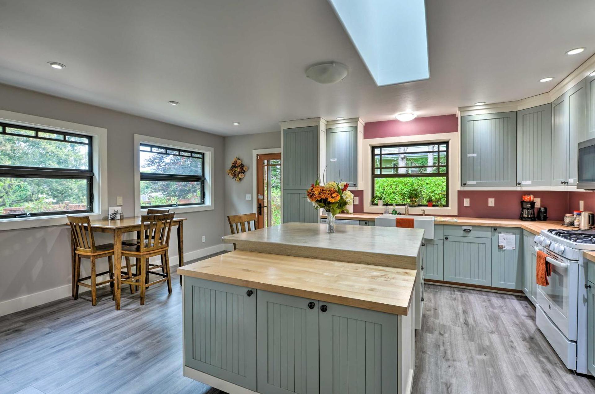 Quiet and Cozy Eureka Home Near Sequoia Park and Zoo!