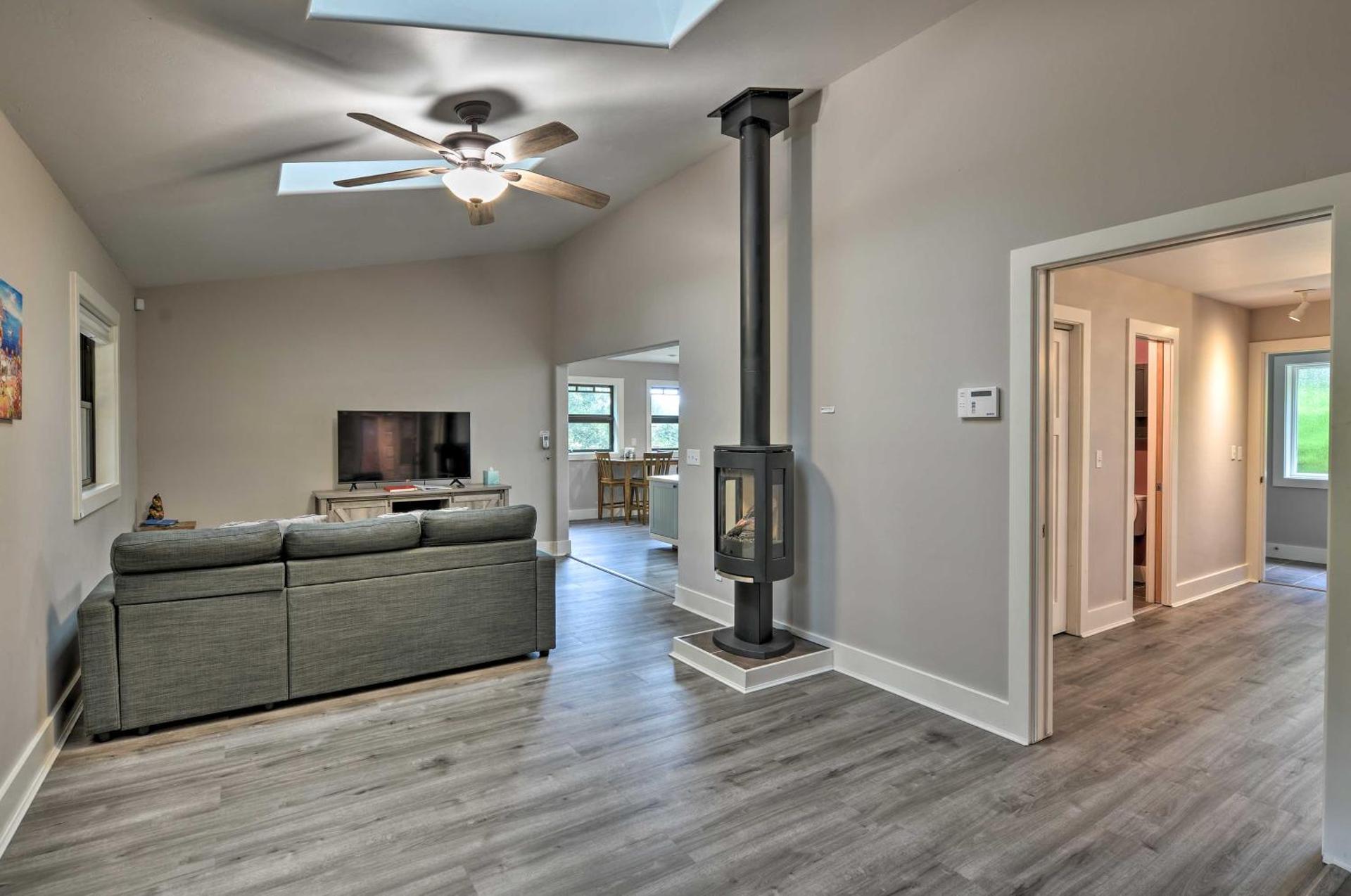 Quiet and Cozy Eureka Home Near Sequoia Park and Zoo!