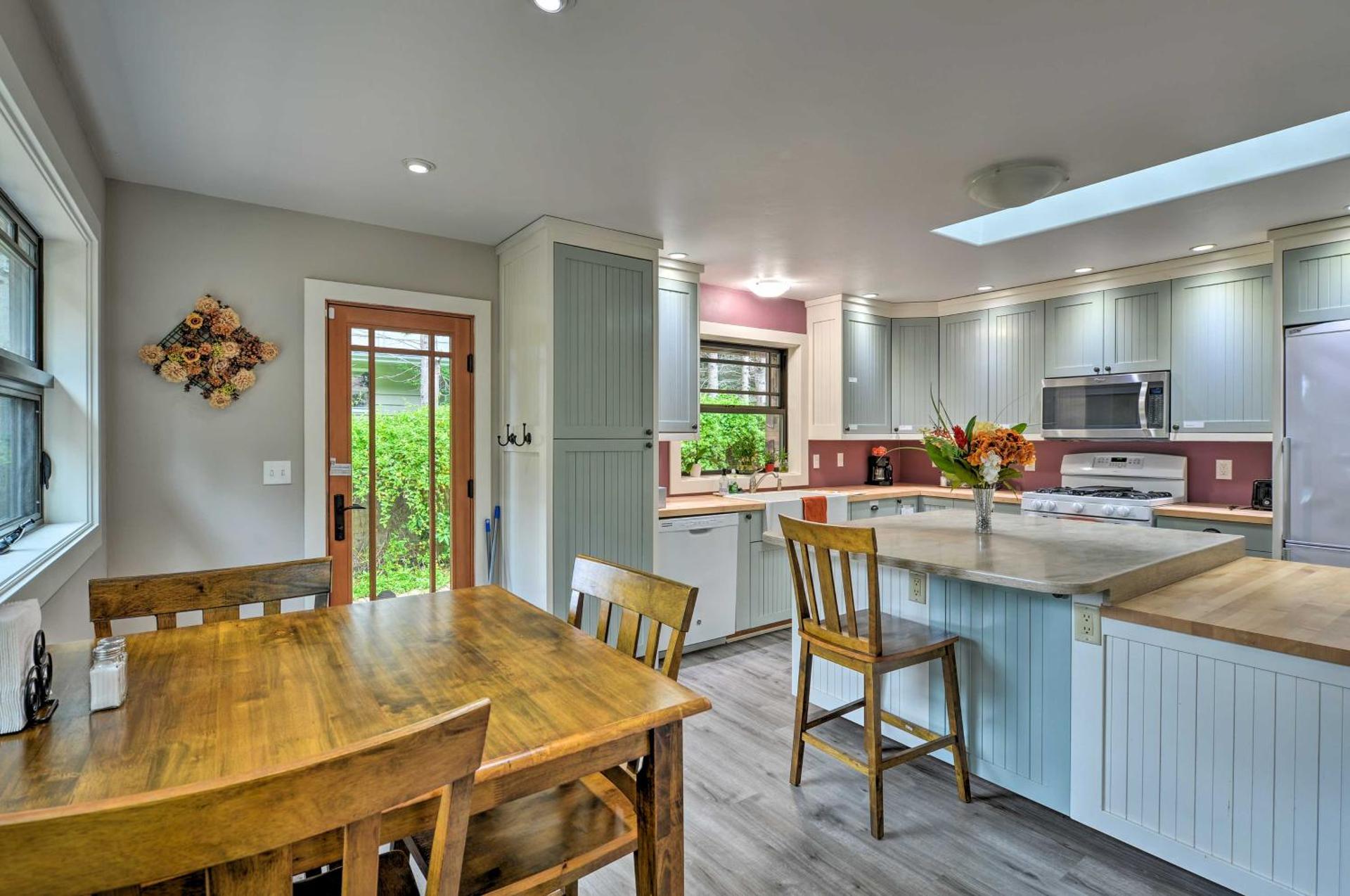 Quiet and Cozy Eureka Home Near Sequoia Park and Zoo!