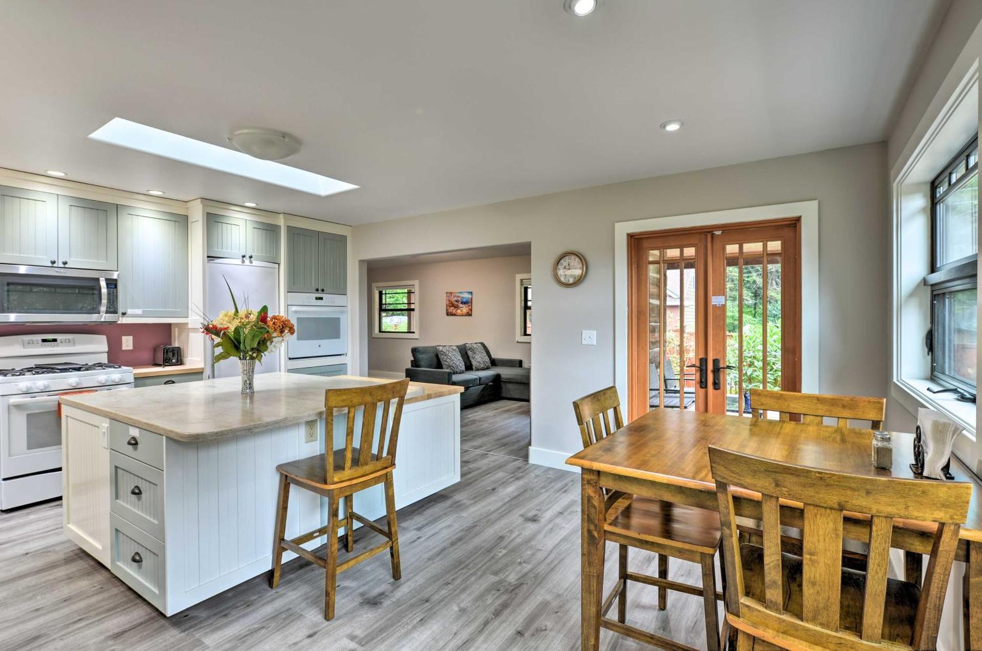 Quiet and Cozy Eureka Home Near Sequoia Park and Zoo!