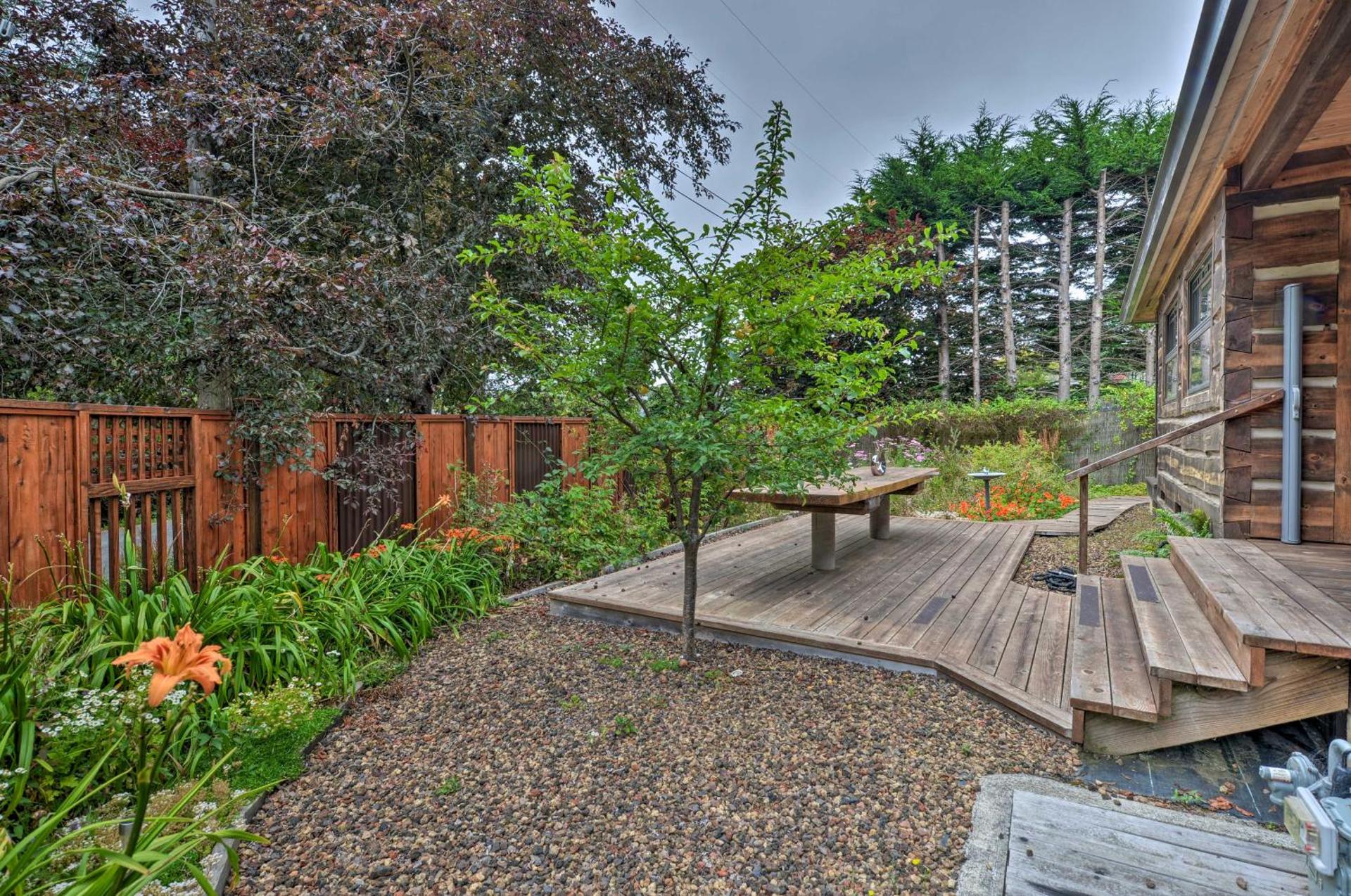 Quiet and Cozy Eureka Home Near Sequoia Park and Zoo!