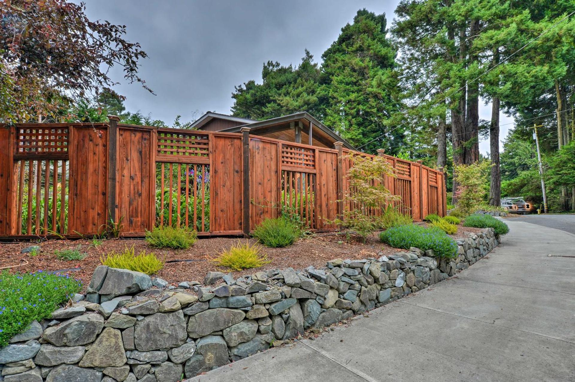 Quiet and Cozy Eureka Home Near Sequoia Park and Zoo!
