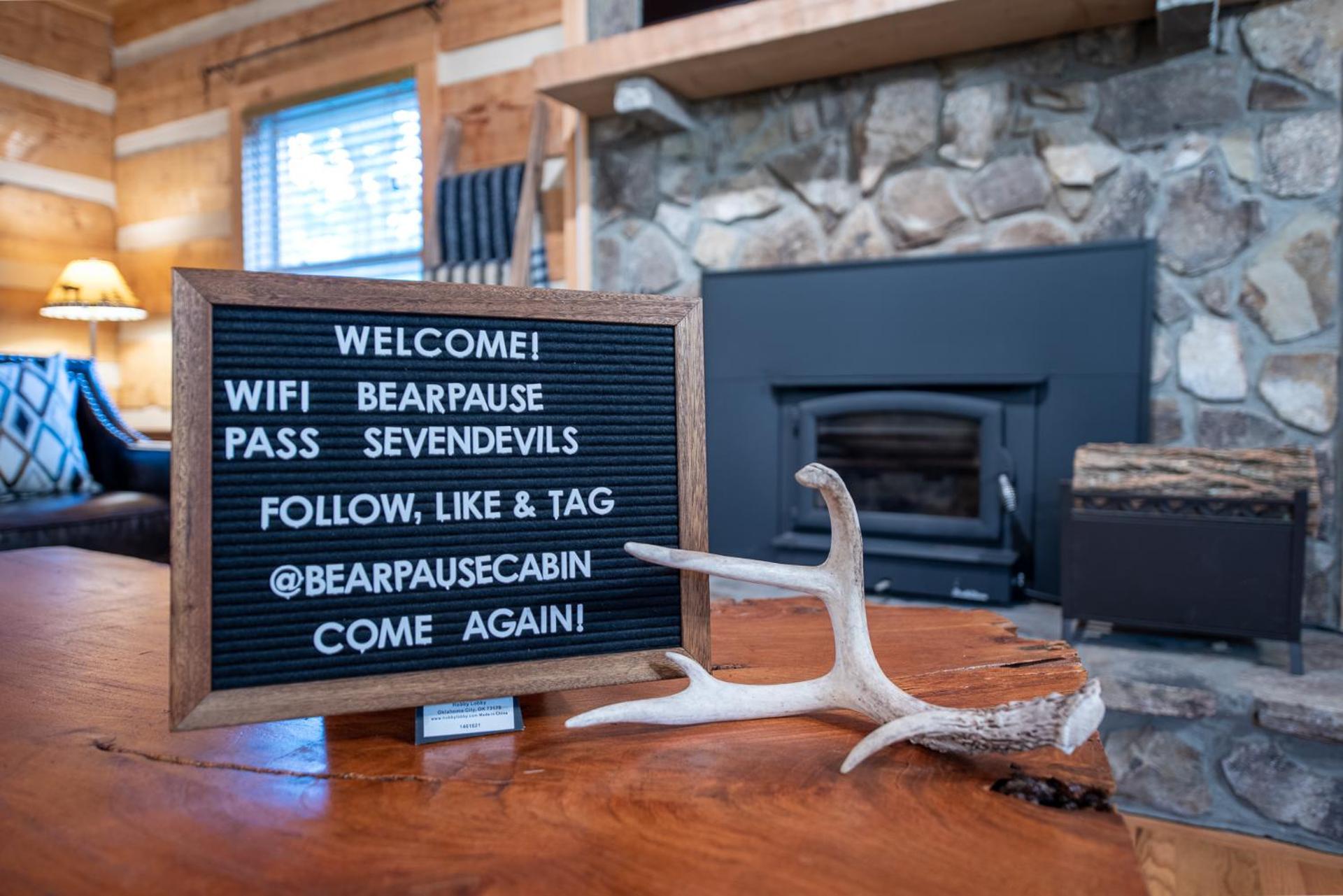 Bear Pause Cabin 3 BR/3BA Amazing view of the Lake