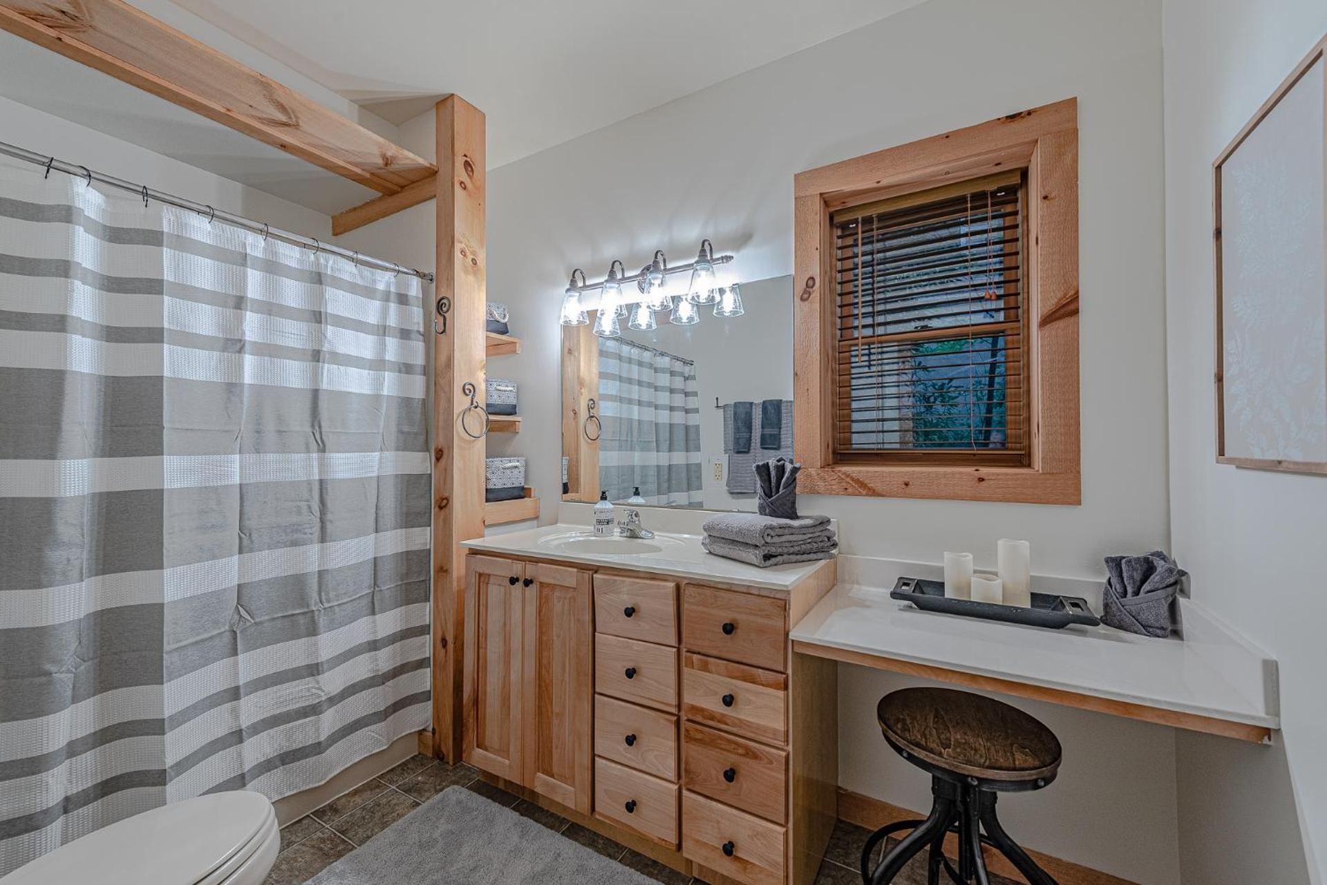 Bear Pause Cabin 3 BR/3BA Amazing view of the Lake