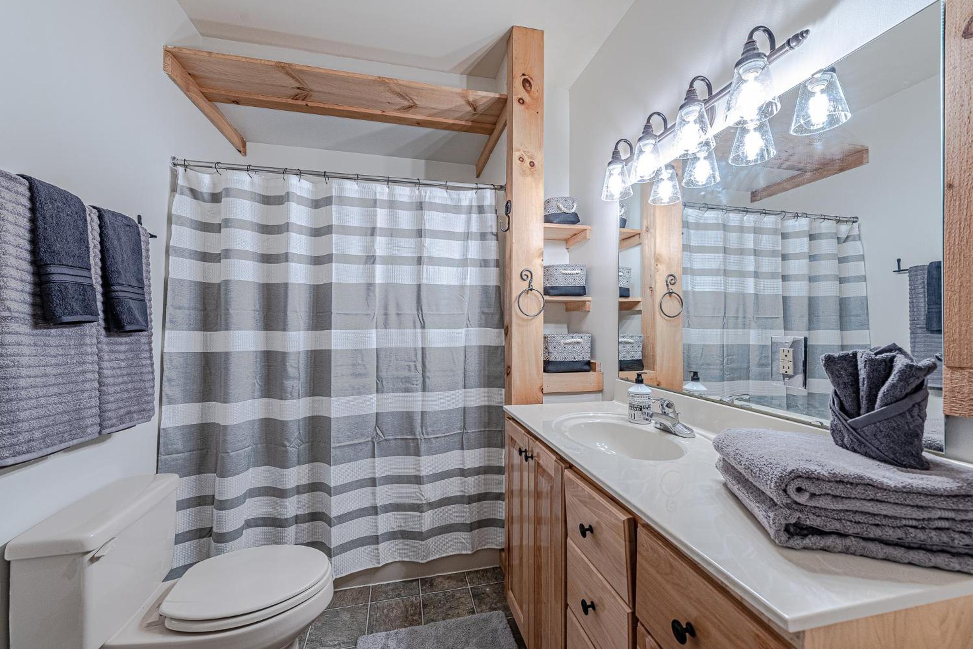 Bear Pause Cabin 3 BR/3BA Amazing view of the Lake