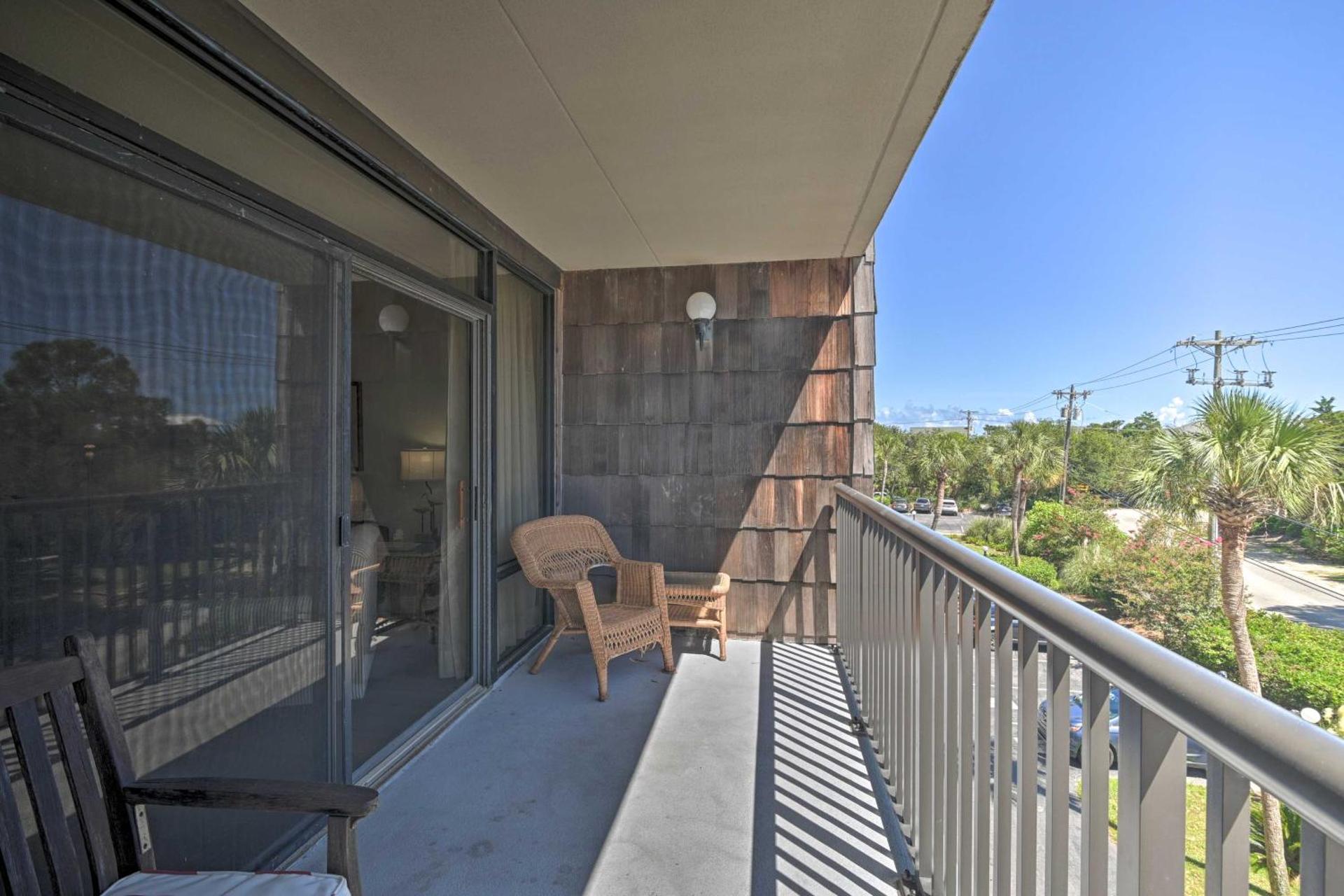 Pawleys Island Condo Retreat with Beach Access!