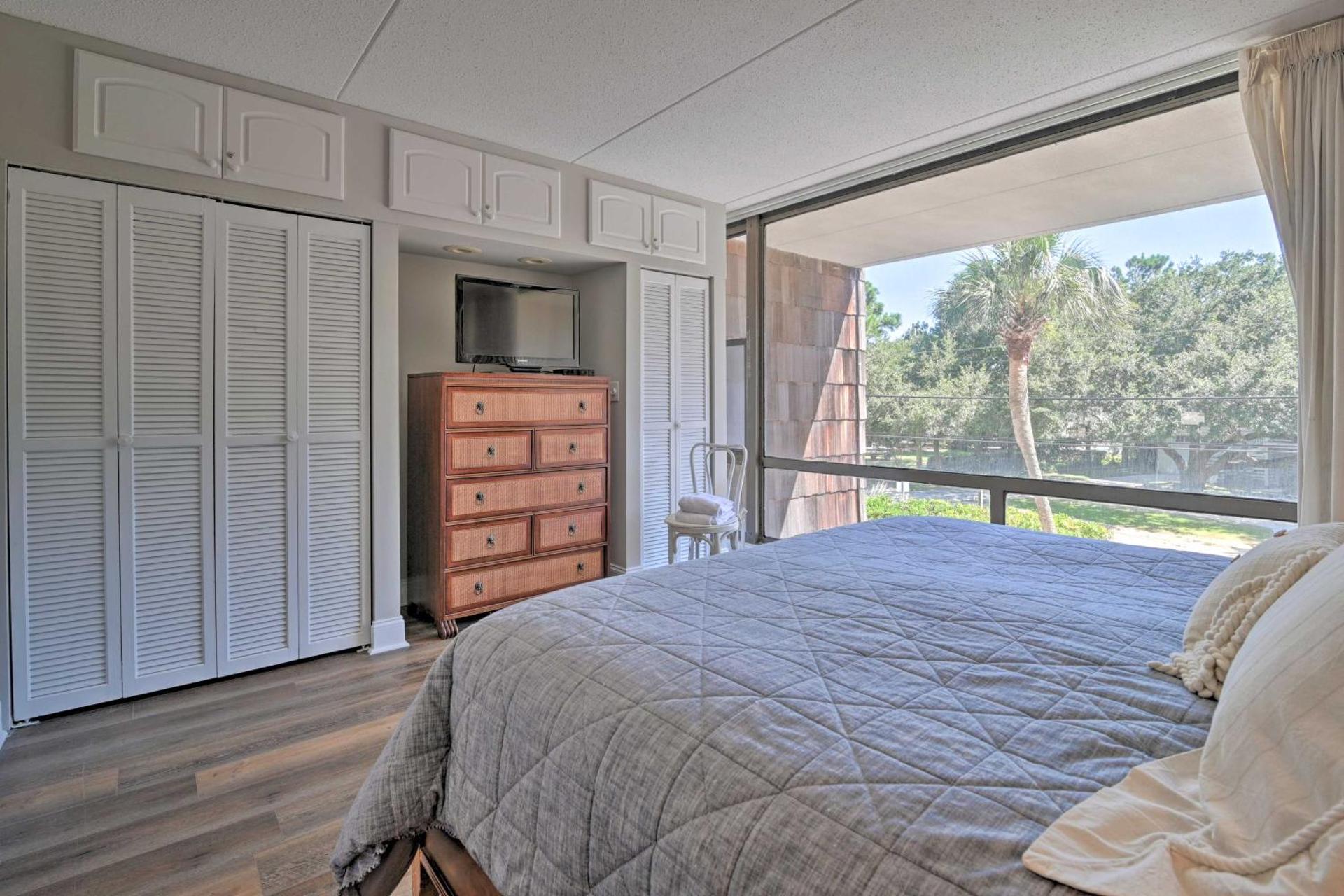 Pawleys Island Condo Retreat with Beach Access!
